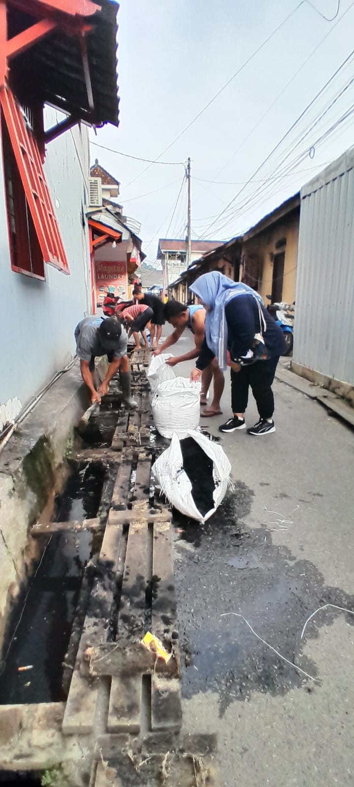 Minggu, 15 Februari 2026, Kelurahan Karang Anyar mendampingi dan mengawasi jalannya kegiatan gotong royong di wilayah RT.003, 005, 006, 008, 009, 010, 012, 036