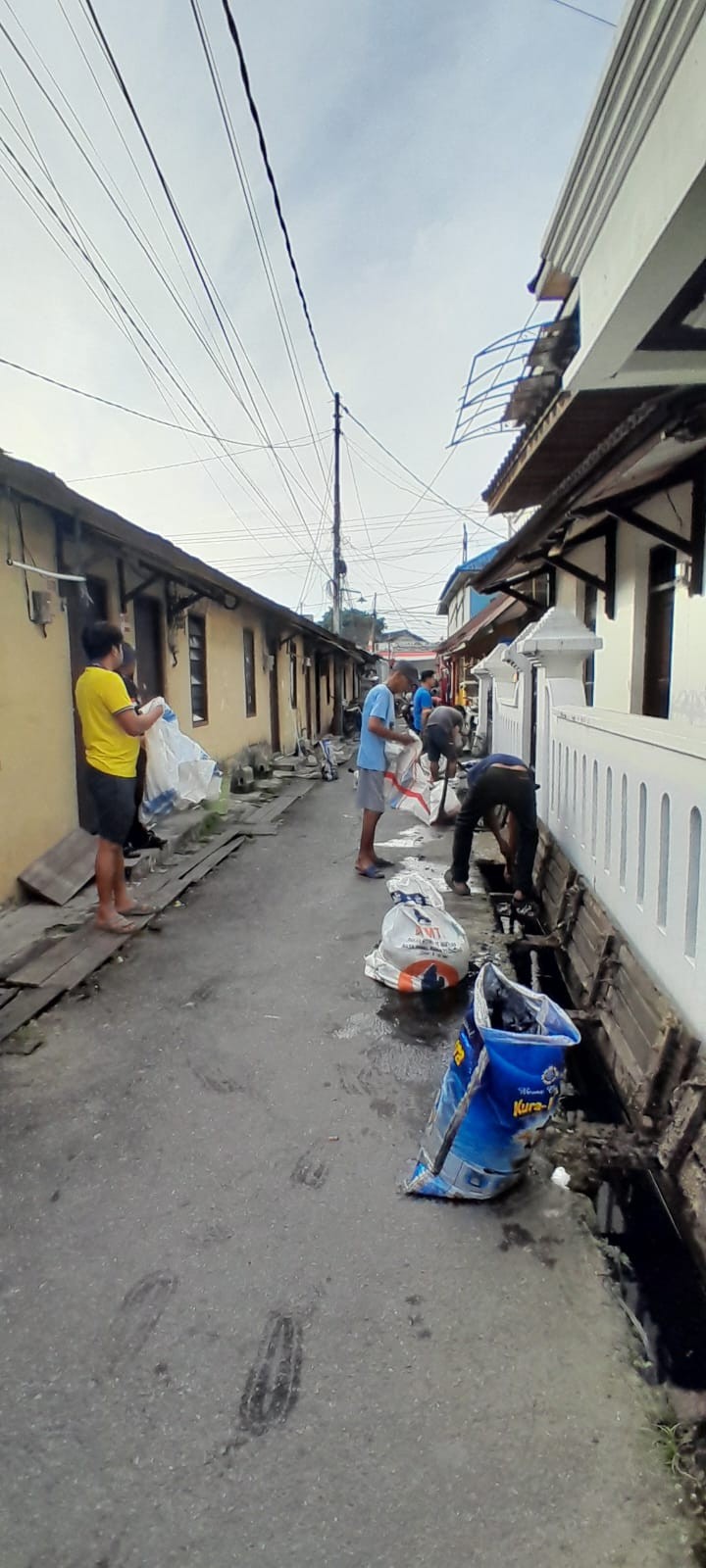 Minggu, 15 Februari 2026, Kelurahan Karang Anyar mendampingi dan mengawasi jalannya kegiatan gotong royong di wilayah RT.003, 005, 006, 008, 009, 010, 012, 036