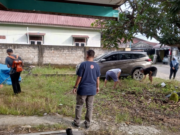 Minggu, 15 Februari 2026, Kelurahan Karang Anyar mendampingi dan mengawasi jalannya kegiatan gotong royong di wilayah RT.003, 005, 006, 008, 009, 010, 012, 036