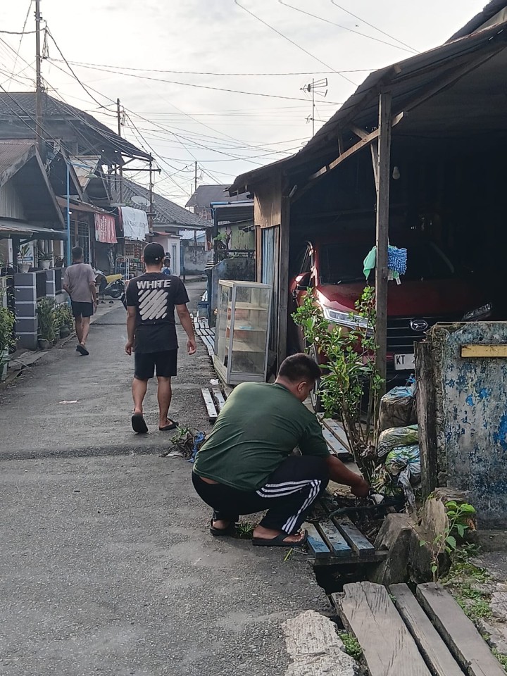Minggu, 15 Februari 2026, Kelurahan Karang Anyar mendampingi dan mengawasi jalannya kegiatan gotong royong di wilayah RT.003, 005, 006, 008, 009, 010, 012, 036