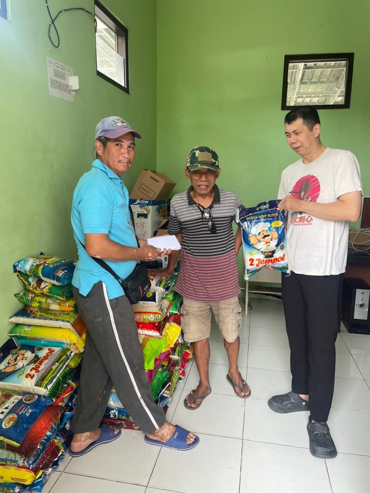 Kamis, 19 Maret 2026 Kelurahan Karang Anyar menghadiri kegiatan Penyerahan zakat dan beras dari islamic center untuk warga kurang mampu Kelurahan Karang Anyar.