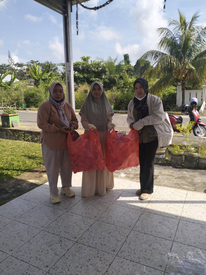 Jum'at 27 Maret 2026, Kelurahan Karang Anyar menghadiri sekaligus menyumbang dalam kegiatan Timbang dan  Pilah Sampah Bernilai di Bank Ramli Berseri Rt.02, Jl. MT. Haryono Perum Pemda Provinsi