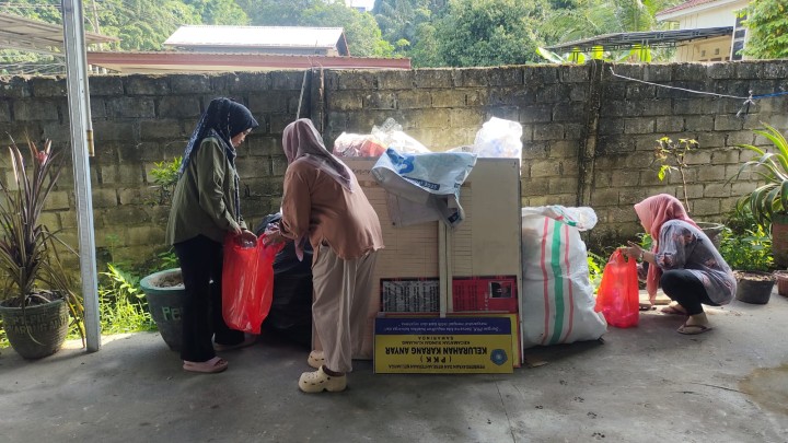Jum'at 27 Maret 2026, Kelurahan Karang Anyar menghadiri sekaligus menyumbang dalam kegiatan Timbang dan  Pilah Sampah Bernilai di Bank Ramli Berseri Rt.02, Jl. MT. Haryono Perum Pemda Provinsi