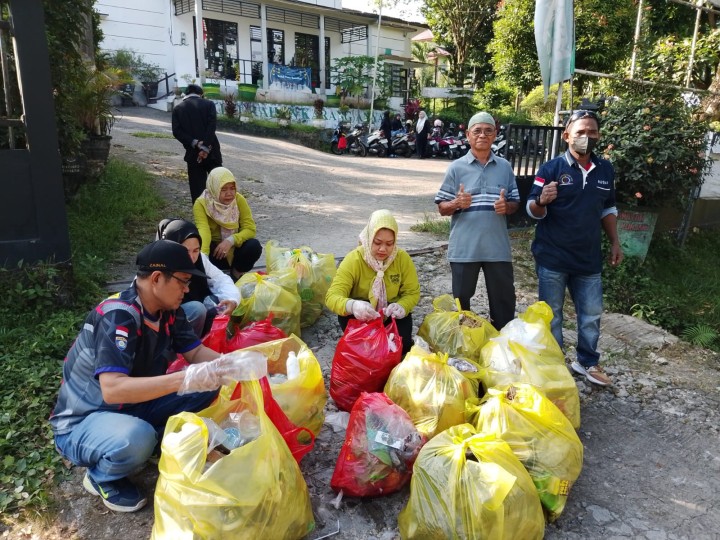 Sabtu, 28 Maret 2026, Kelurahan Karang Anyar bersama PJLP, Ketua RT, warga, TP PKK, Dasawisma, FKPM, Babinsa, dan Bhabinkamtibmas mengikuti kegiatan Gotong Royong Kecamatan Sungai Kunjang di sepanjang Jalan MT. Haryono.