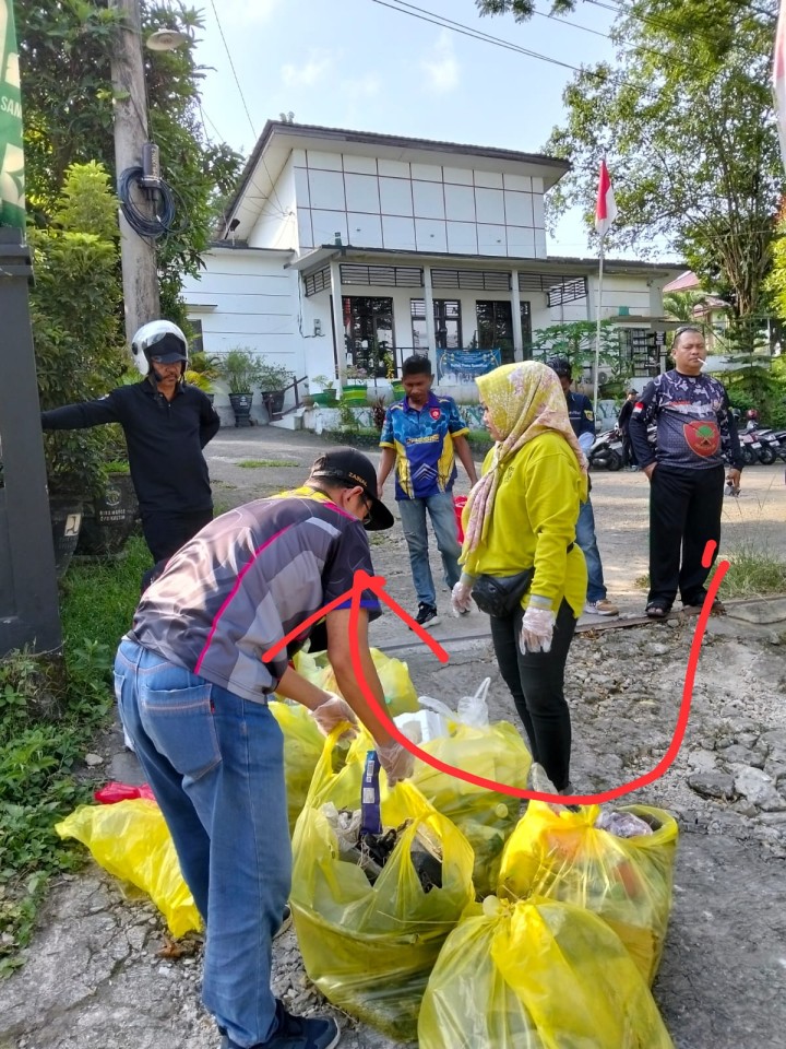 Sabtu, 28 Maret 2026, Kelurahan Karang Anyar bersama PJLP, Ketua RT, warga, TP PKK, Dasawisma, FKPM, Babinsa, dan Bhabinkamtibmas mengikuti kegiatan Gotong Royong Kecamatan Sungai Kunjang di sepanjang Jalan MT. Haryono.