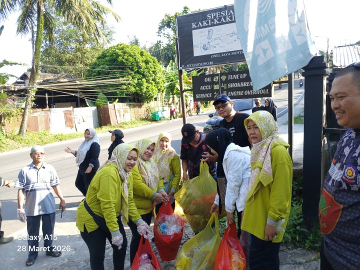 Sabtu, 28 Maret 2026, Kelurahan Karang Anyar bersama PJLP, Ketua RT, warga, TP PKK, Dasawisma, FKPM, Babinsa, dan Bhabinkamtibmas mengikuti kegiatan Gotong Royong Kecamatan Sungai Kunjang di sepanjang Jalan MT. Haryono.