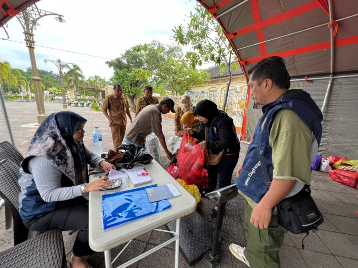 Selasa, 31 Maret 2026, Kelurahan Karang Anyar menyerahkan sampah botol dan plastik dalam rangka hari peduli sampah nasional di Halaman Islamic Center Samarinda