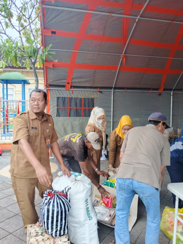 Selasa, 31 Maret 2026, Kelurahan Karang Anyar menyerahkan sampah botol dan plastik dalam rangka hari peduli sampah nasional di Halaman Islamic Center Samarinda