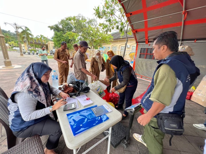 Selasa, 31 Maret 2026, Kelurahan Karang Anyar menyerahkan sampah botol dan plastik dalam rangka hari peduli sampah nasional di Halaman Islamic Center Samarinda
