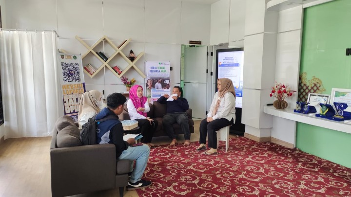 Rabu, 01 April 2026, Kelurahan Karang Anyar menerima kUnjungan dan koordinasi dari perwakilan Kantor Dinas Lingkungan Hidup Kota Samarinda terkait pendataan warga yang menggunakan PDAM dan non PDAM.
