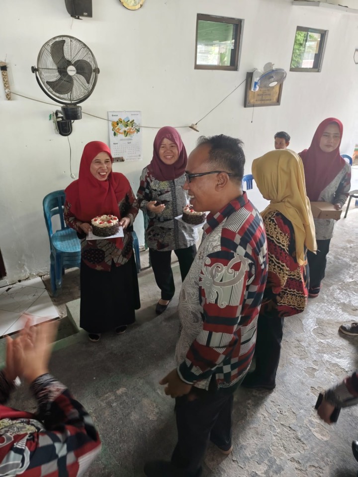 Kamis, 02 April 2026, Halal Bihalal Kelurahan Karang Anyar bersama Forum RT se Karang Anyar dan Camat Sungai Kunjang serta unsur-unsur Kelurahan sekaligus perpisahan purna tugas HAMDAH sebagai staf Kelurahan Karang Anyar.