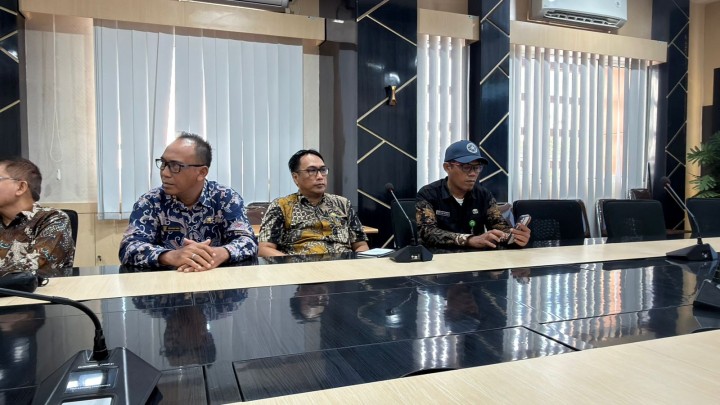 Kamis, 09 April 2026, Kelurahan Karang Anyar menghadiri kegiatan Rapat  Pembahasan Penyusunan Strategi dan Persiapan Penanganan Perkara No : 52/Pdt.G/2026/PN.Smr (Gugatan Warga Terkait Sengketa Kepemilikan Lahan SDN 008 Sungai Kunjang Kelurahan Karang Anyar Jl. Ulin) di ruang Rapat BPKAD Lantai IV Samarinda