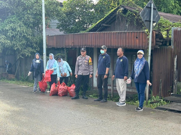 Sabtu, 11 April 2026, Kelurahan Karang Anyar mengikuti kegiatan kerja bakti se Kecamatan Sungai Kunjang di Jalan KH.Mas Mansyur, Samarinda