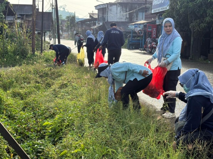 Sabtu, 11 April 2026, Kelurahan Karang Anyar mengikuti kegiatan kerja bakti se Kecamatan Sungai Kunjang di Jalan KH.Mas Mansyur, Samarinda