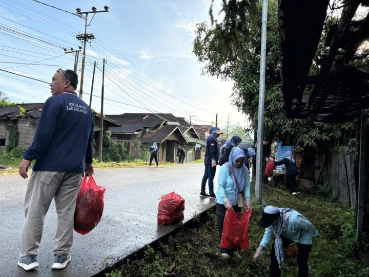 Sabtu, 11 April 2026, Kelurahan Karang Anyar mengikuti kegiatan kerja bakti se Kecamatan Sungai Kunjang di Jalan KH.Mas Mansyur, Samarinda