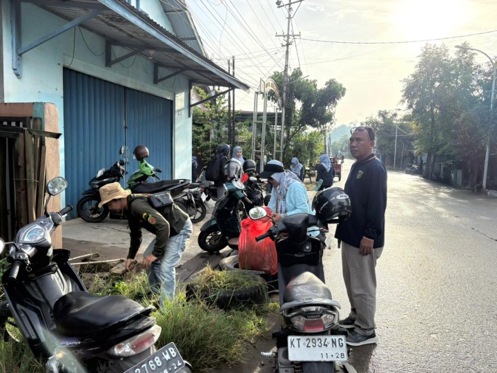 Sabtu, 11 April 2026, Kelurahan Karang Anyar mengikuti kegiatan kerja bakti se Kecamatan Sungai Kunjang di Jalan KH.Mas Mansyur, Samarinda
