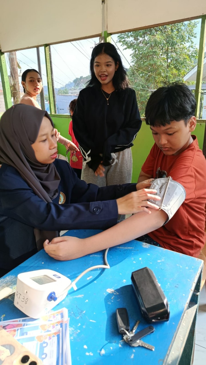 Sabtu, 18 April 2026, Kelurahan Karang Anyar melakukan kunjungan dan Monitoring kegiatan posyandu remaja Kelapa Gading Bersatu RT 38