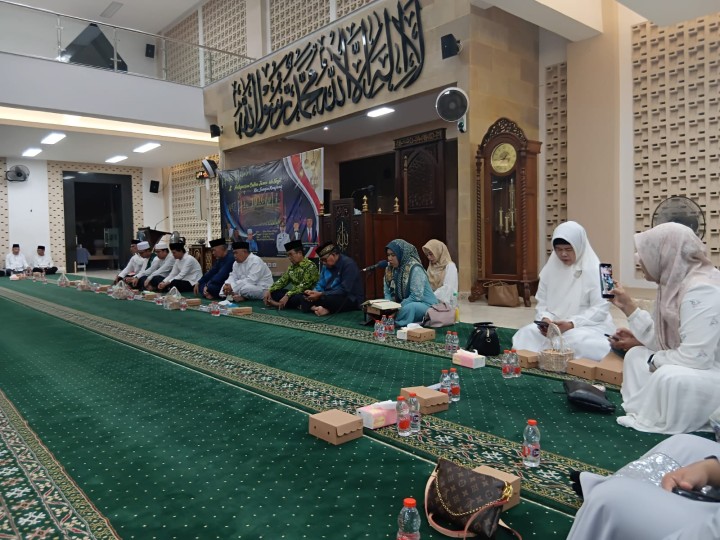 Sabtu, 18 April 2026, Kelurahan Karang Anyar Menghadiri Acara Halal Bihalal 1447 H dan pelepasan calon jama'ah haji Kec Sungai Kunjang di Masjid Istiqlal Loa Bakung
