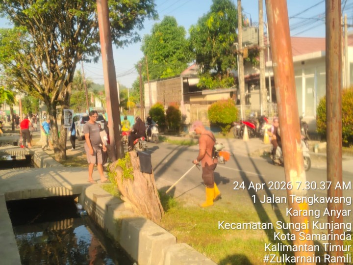 Jumat, 24 April 2026 – Kelurahan Karang Anyar bersama Ketua RT.020, Dasawisma RT.020, warga RT.018 & RT.020, serta pegawai PLN Mahakam Samarinda melaksanakan kegiatan gotong royong di Jalan Ulin, Perumahan PLN.