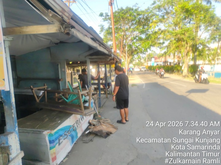 Jumat, 24 April 2026 – Kelurahan Karang Anyar bersama Ketua RT.020, Dasawisma RT.020, warga RT.018 & RT.020, serta pegawai PLN Mahakam Samarinda melaksanakan kegiatan gotong royong di Jalan Ulin, Perumahan PLN.