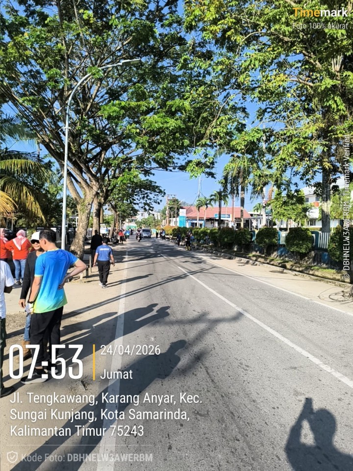 Jumat, 24 April 2026 – Kelurahan Karang Anyar bersama Ketua RT.020, Dasawisma RT.020, warga RT.018 & RT.020, serta pegawai PLN Mahakam Samarinda melaksanakan kegiatan gotong royong di Jalan Ulin, Perumahan PLN.