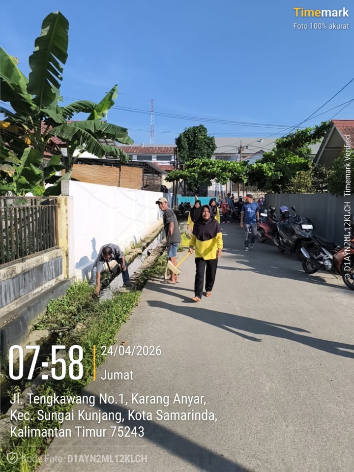 Jumat, 24 April 2026 – Kelurahan Karang Anyar bersama Ketua RT.020, Dasawisma RT.020, warga RT.018 & RT.020, serta pegawai PLN Mahakam Samarinda melaksanakan kegiatan gotong royong di Jalan Ulin, Perumahan PLN.