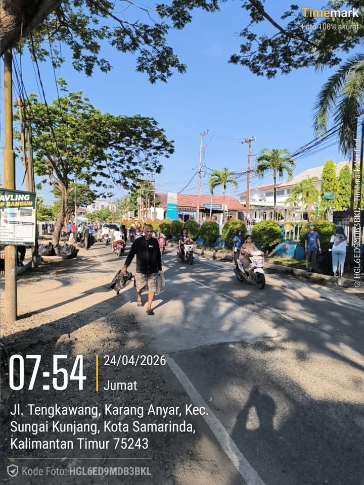 Jumat, 24 April 2026 – Kelurahan Karang Anyar bersama Ketua RT.020, Dasawisma RT.020, warga RT.018 & RT.020, serta pegawai PLN Mahakam Samarinda melaksanakan kegiatan gotong royong di Jalan Ulin, Perumahan PLN.