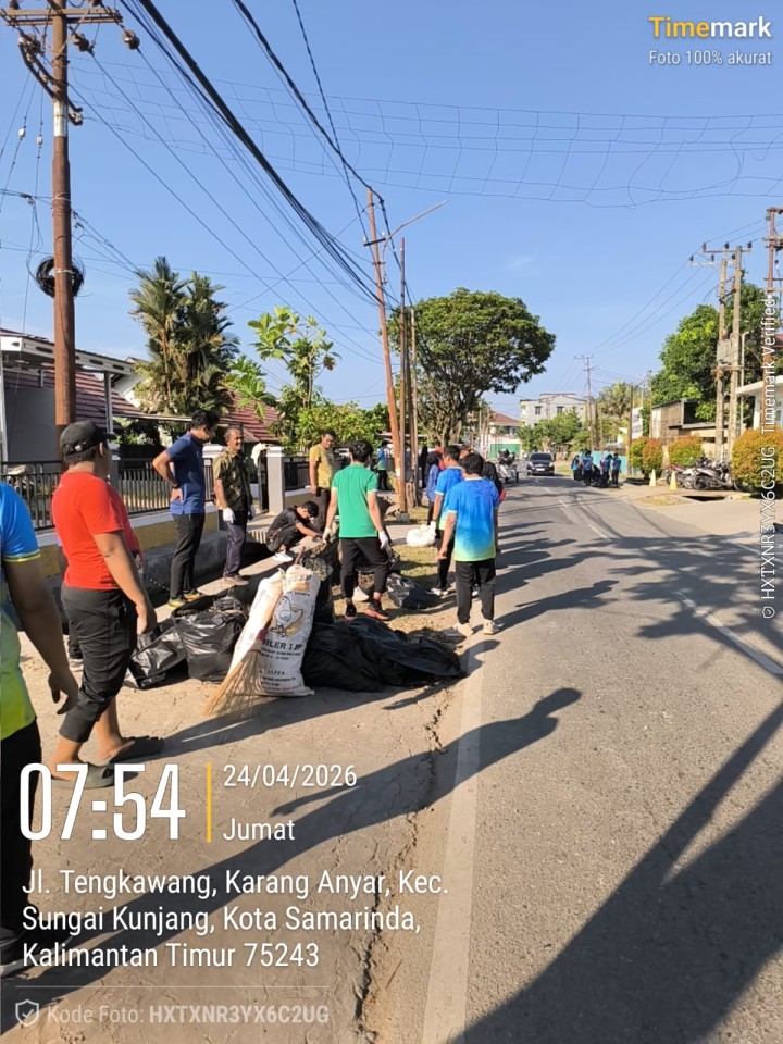 Jumat, 24 April 2026 – Kelurahan Karang Anyar bersama Ketua RT.020, Dasawisma RT.020, warga RT.018 & RT.020, serta pegawai PLN Mahakam Samarinda melaksanakan kegiatan gotong royong di Jalan Ulin, Perumahan PLN.
