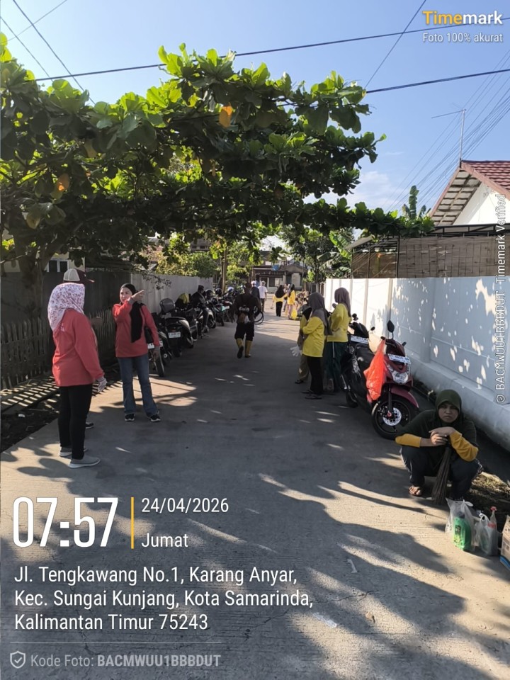 Jumat, 24 April 2026 – Kelurahan Karang Anyar bersama Ketua RT.020, Dasawisma RT.020, warga RT.018 & RT.020, serta pegawai PLN Mahakam Samarinda melaksanakan kegiatan gotong royong di Jalan Ulin, Perumahan PLN.