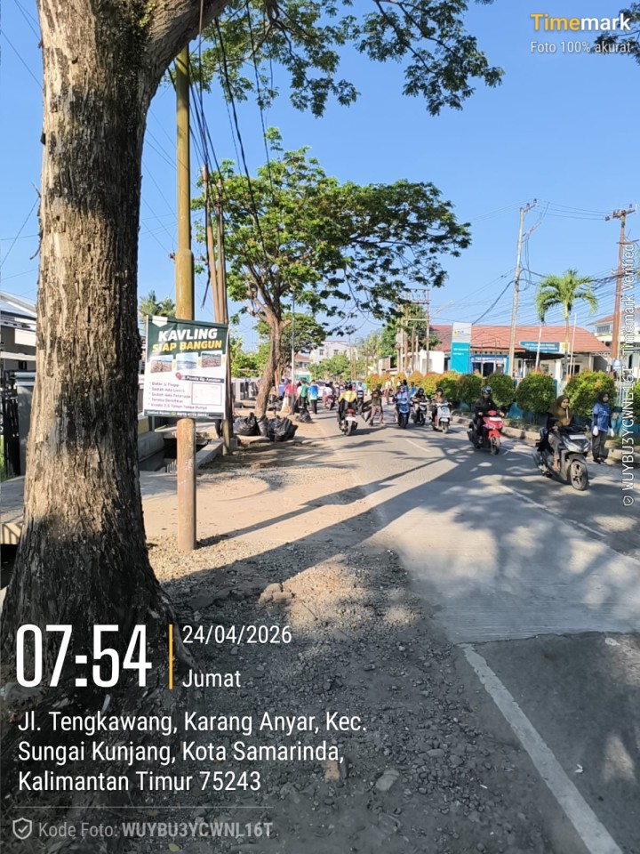 Jumat, 24 April 2026 – Kelurahan Karang Anyar bersama Ketua RT.020, Dasawisma RT.020, warga RT.018 & RT.020, serta pegawai PLN Mahakam Samarinda melaksanakan kegiatan gotong royong di Jalan Ulin, Perumahan PLN.