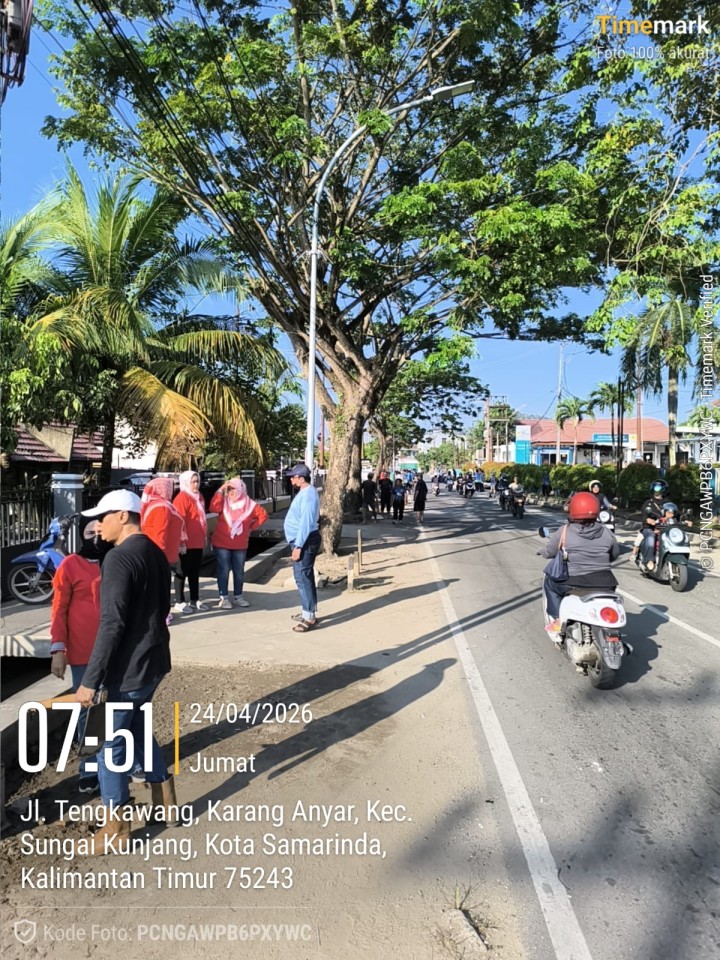 Jumat, 24 April 2026 – Kelurahan Karang Anyar bersama Ketua RT.020, Dasawisma RT.020, warga RT.018 & RT.020, serta pegawai PLN Mahakam Samarinda melaksanakan kegiatan gotong royong di Jalan Ulin, Perumahan PLN.