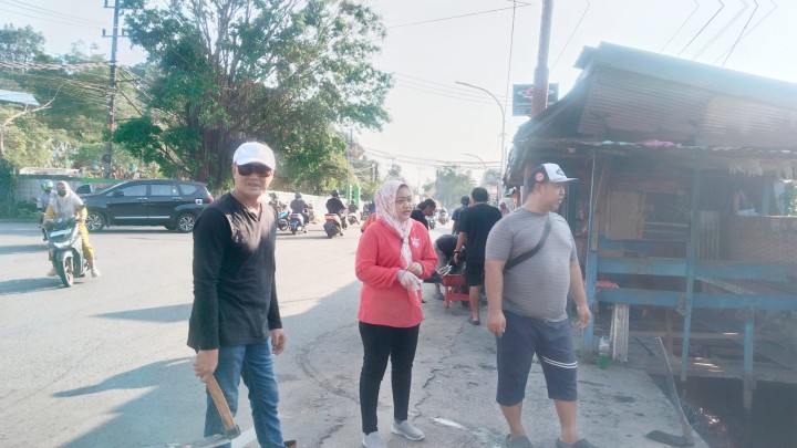 Jumat, 24 April 2026 – Kelurahan Karang Anyar bersama Ketua RT.020, Dasawisma RT.020, warga RT.018 & RT.020, serta pegawai PLN Mahakam Samarinda melaksanakan kegiatan gotong royong di Jalan Ulin, Perumahan PLN.