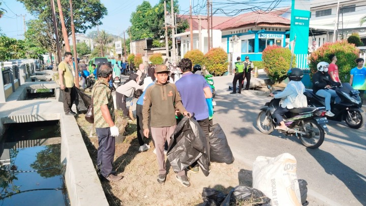 Jumat, 24 April 2026 – Kelurahan Karang Anyar bersama Ketua RT.020, Dasawisma RT.020, warga RT.018 & RT.020, serta pegawai PLN Mahakam Samarinda melaksanakan kegiatan gotong royong di Jalan Ulin, Perumahan PLN.