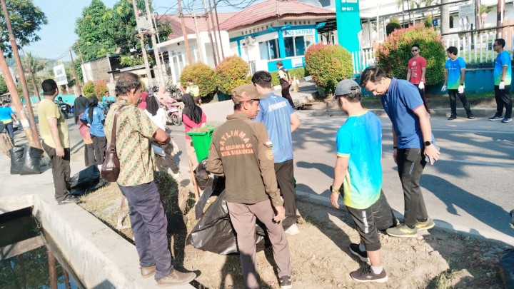 Jumat, 24 April 2026 – Kelurahan Karang Anyar bersama Ketua RT.020, Dasawisma RT.020, warga RT.018 & RT.020, serta pegawai PLN Mahakam Samarinda melaksanakan kegiatan gotong royong di Jalan Ulin, Perumahan PLN.
