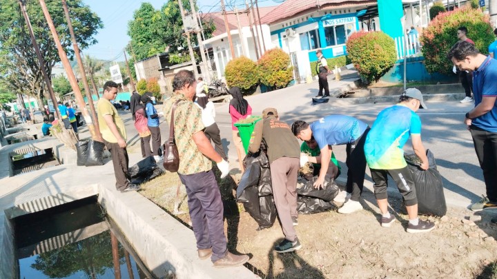 Jumat, 24 April 2026 – Kelurahan Karang Anyar bersama Ketua RT.020, Dasawisma RT.020, warga RT.018 & RT.020, serta pegawai PLN Mahakam Samarinda melaksanakan kegiatan gotong royong di Jalan Ulin, Perumahan PLN.
