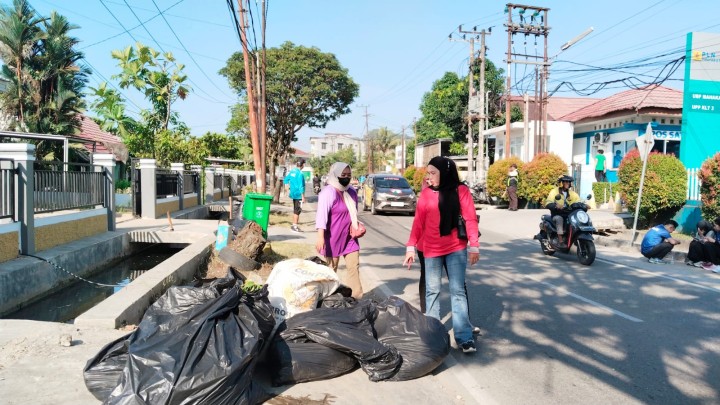 Jumat, 24 April 2026 – Kelurahan Karang Anyar bersama Ketua RT.020, Dasawisma RT.020, warga RT.018 & RT.020, serta pegawai PLN Mahakam Samarinda melaksanakan kegiatan gotong royong di Jalan Ulin, Perumahan PLN.