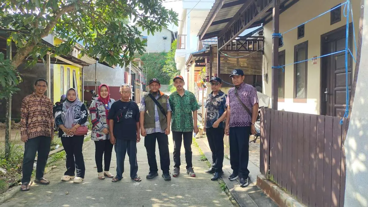 Kamis 04 Juni 2026, Kelurahan Karang Anyar mendampingi tim dari BPBD Kota Samarinda melakukan kunjungan dan kroscek data rehabilitasi dan pembangunan rumah bagi korban bencana di Jl. Kelapa gading RT 37 terkait musibah longsor 