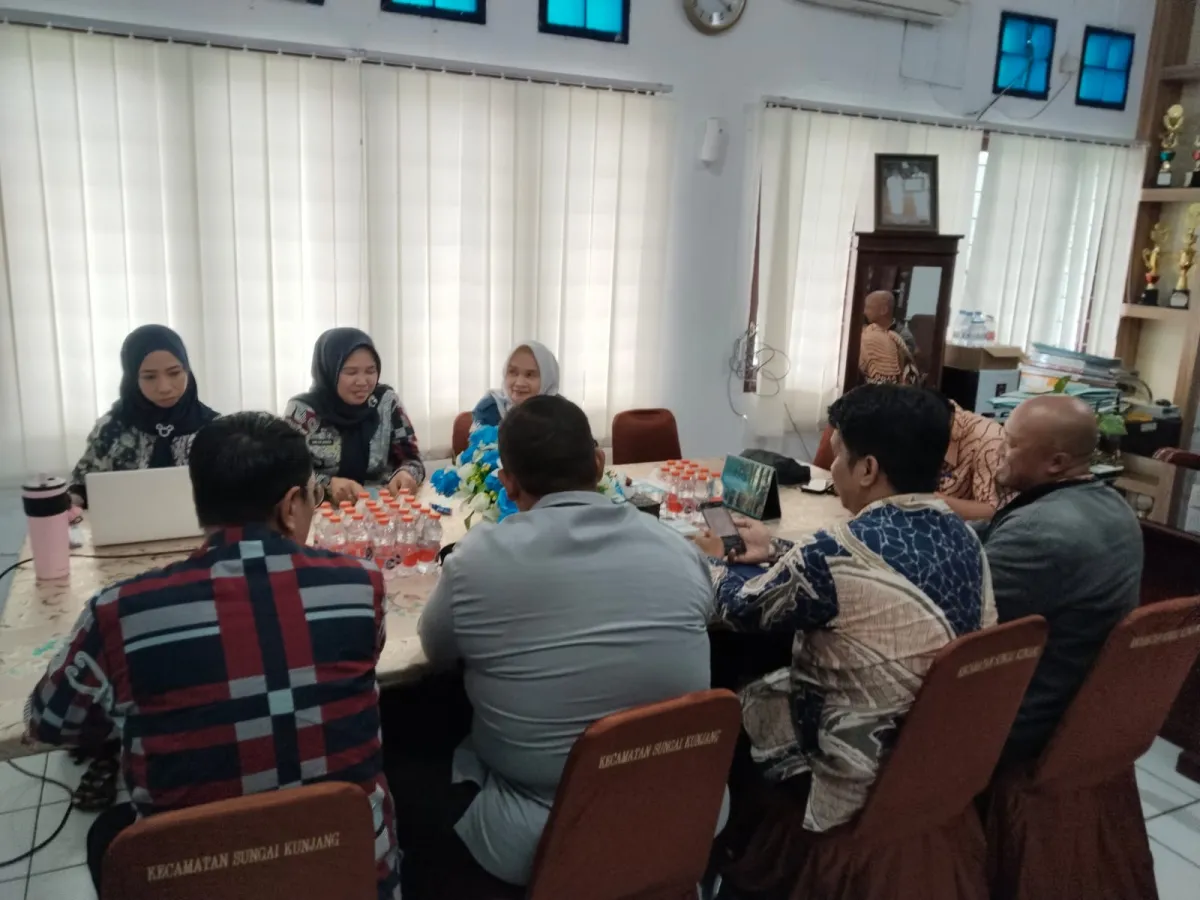 Kamis, 04Juni 2026, Kelurahan Karang Anyar Menghadiri rapat koordinasi Kegiatan Lingkungan Hidup " Sigap Beraksi " di ruang Camat Sungai Kunjang