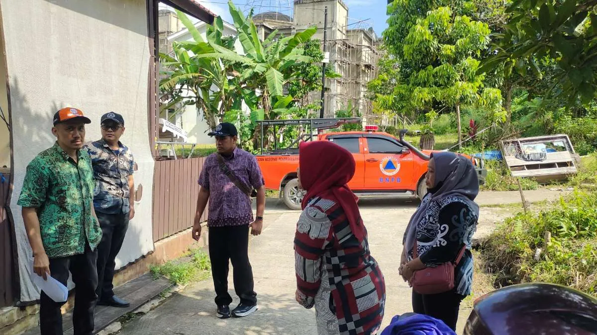 Kamis 04 Juni 2026, Kelurahan Karang Anyar mendampingi tim dari BPBD Kota Samarinda melakukan kunjungan dan kroscek data rehabilitasi dan pembangunan rumah bagi korban bencana di Jl. Kelapa gading RT 37 terkait musibah longsor 