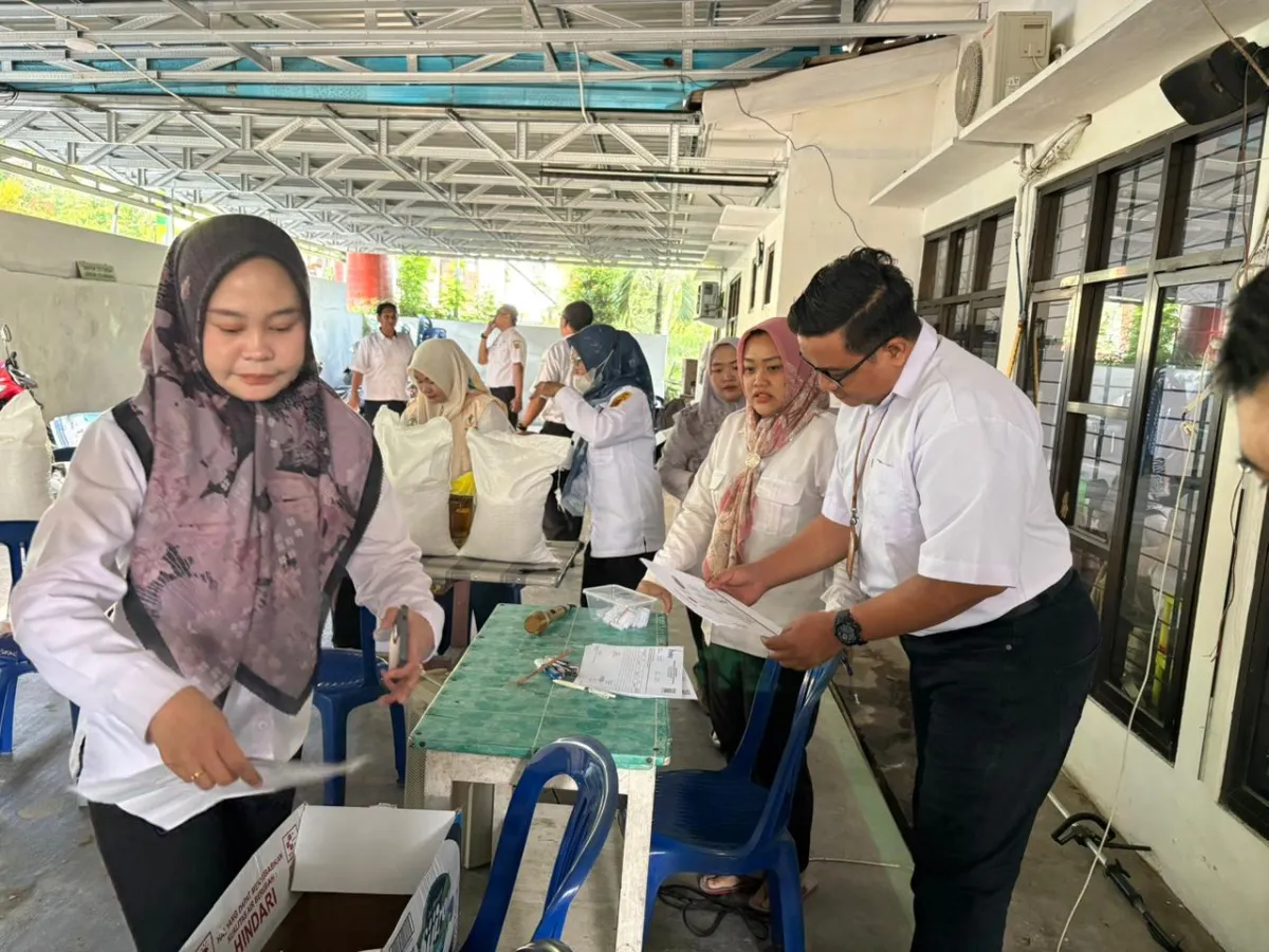 Rabu, 10 Juni 2026, Kelurahan Karang Anyar melaksanakan pembagian bantuan pangan bulan Februari-Maret 2026 kepada warga kurang mampu 