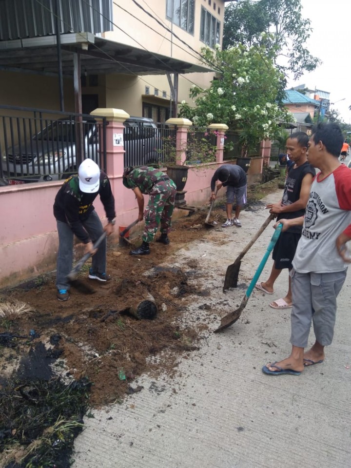Kegiatan Gotong Royong di Jl. Rapak Indah RT.35 Kel. Karang Asam Ilir