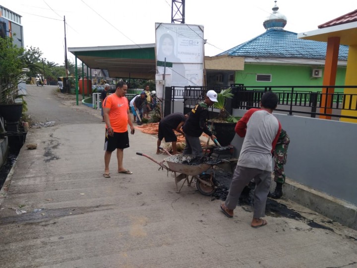 Kegiatan Gotong Royong di Jl. Rapak Indah RT.35 Kel. Karang Asam Ilir