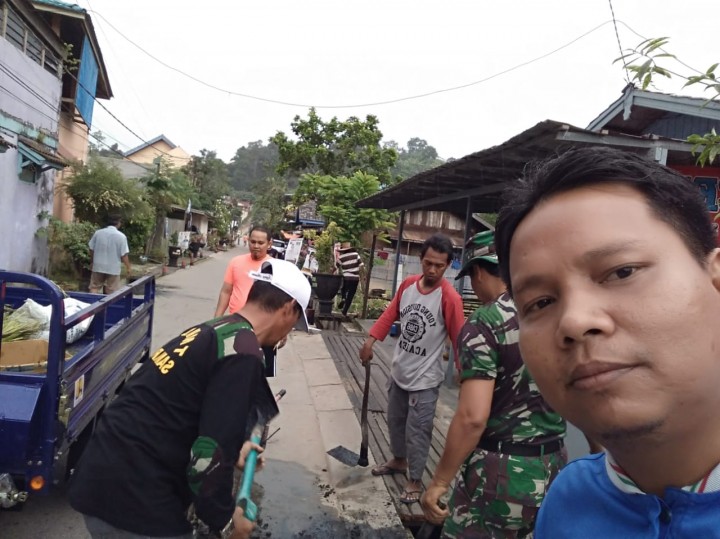 Kegiatan Gotong Royong di Jl. Rapak Indah RT.35 Kel. Karang Asam Ilir