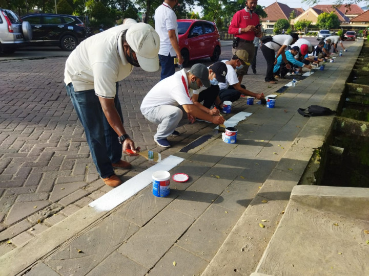 Kerja Bakti pengecetan trotoar dan median jalan kota samarinda