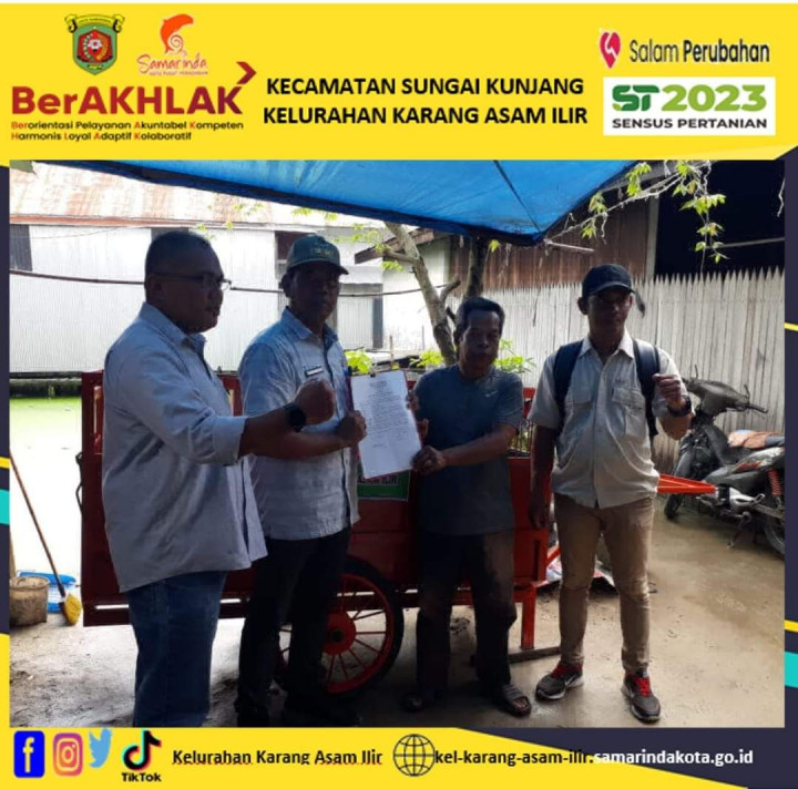 serah terima gerobak sampah di RT. 16 Kegiatan Probebaya Tahun 2023 Bidang Sarana dan Prasarana