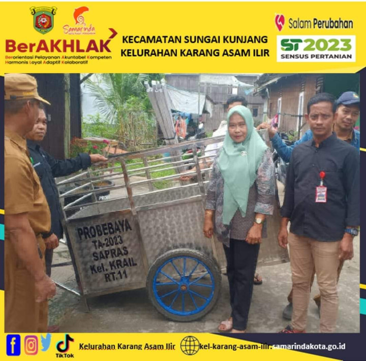 Serah terima pot bunga dan gerobak sampah di RT. 11 Kelurahan Karang Asam Ilir