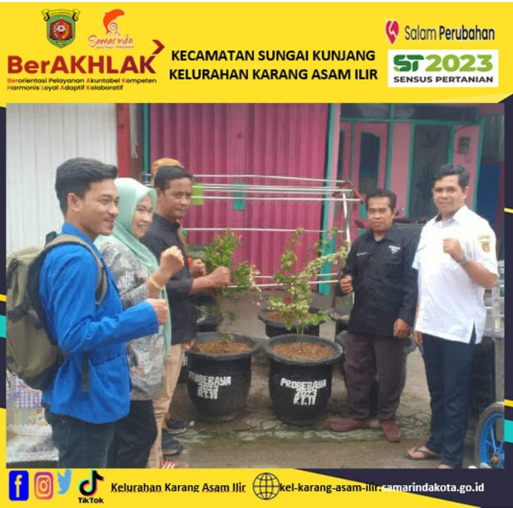 Serah terima pot bunga dan gerobak sampah di RT. 11 Kelurahan Karang Asam Ilir