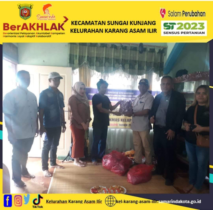 Serah terima umbul -umbul di RT.09 Keluraham Karang Asam Ilir