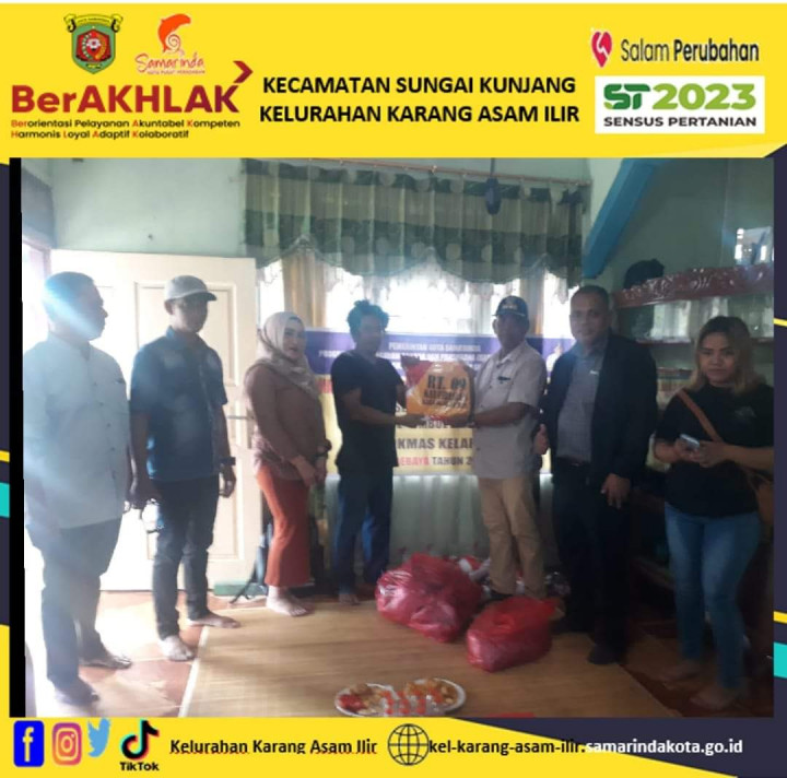 Serah terima umbul -umbul di RT.09 Keluraham Karang Asam Ilir