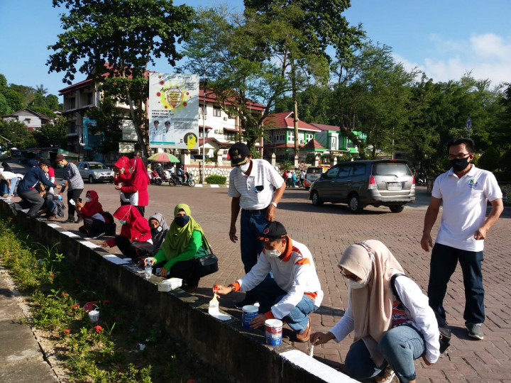 Lurah Karang Asam Ulu beserta Kasi Pemerintahan, Ketertiban dan Keamanan mengikuti kegiatan kerja bakti pengecatan trotoar dan median jalan